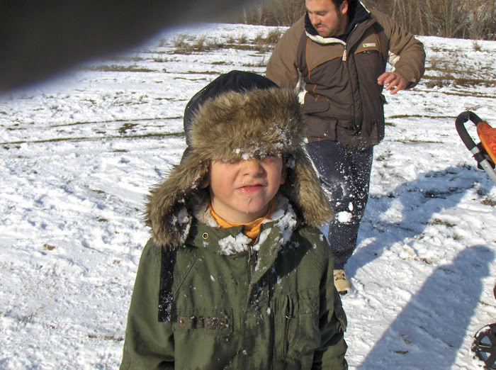 ju gando en la nieve