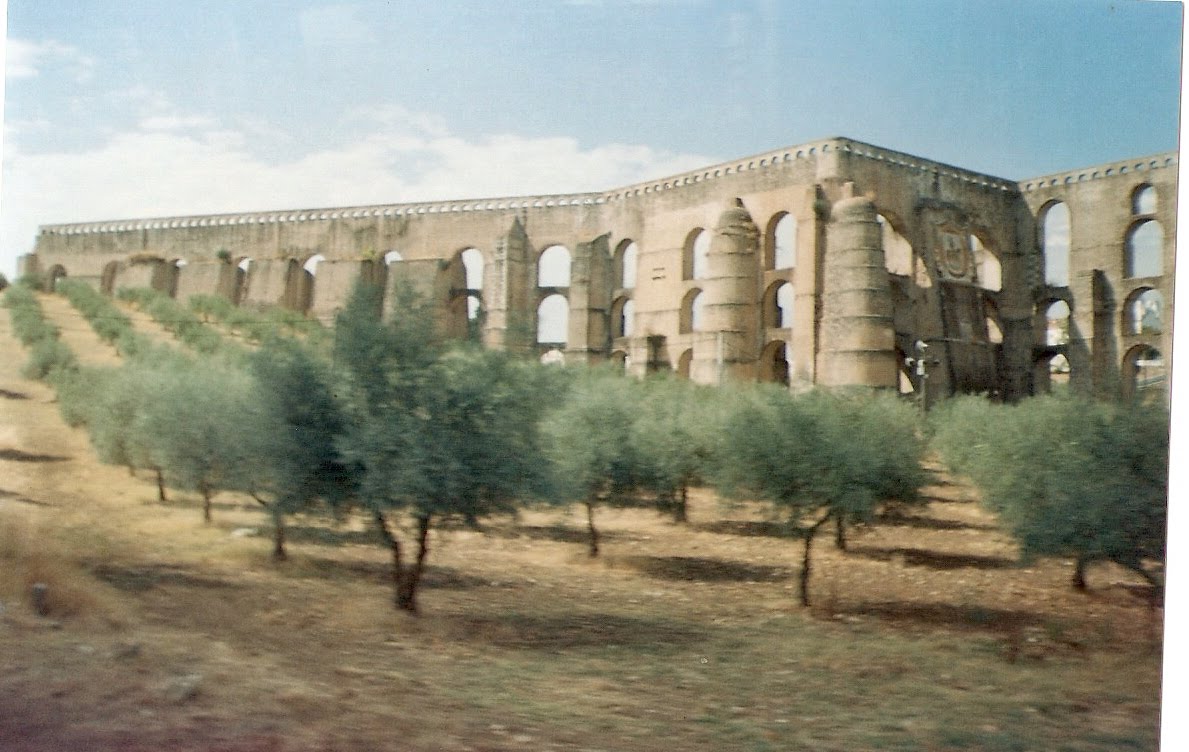Elvas, continuação das muralhas do arqueduto