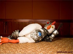 gallo de peluche con partes roboticas