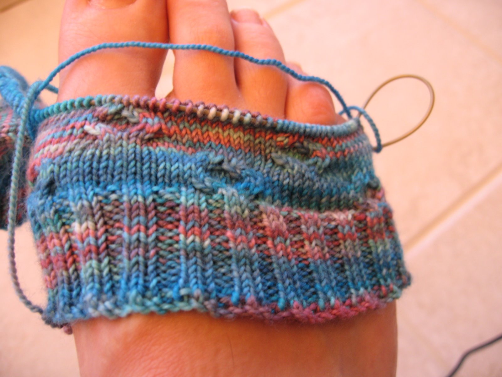 [pattern+on+socks.JPG]