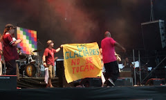 Las banderas en el escenario.