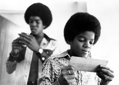 http://2.bp.blogspot.com/_ZlHt-yN3jvA/SkUIluDoRII/AAAAAAAADK8/etx2SSKRp_g/s400/Michael+Jackson3.jpg