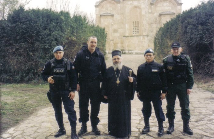 [Слика: Vladika+Artemije+je+uvek+imao+obezbedjen...+snaga.jpg]