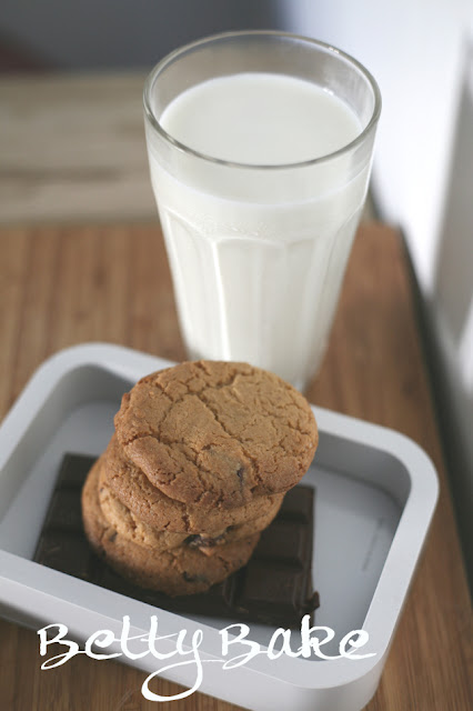chocolate chip cookies, biscuits, gluten-free, betty bake, with milk, 