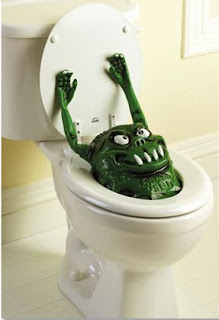 decorar en Halloween con un monstruo en el baño