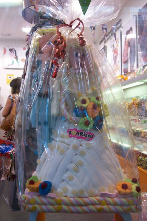 [muñecos_novios_nubes_golosinas.jpg]