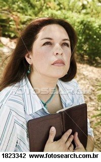 [mulher-segurando-biblia_~1823342.jpg]