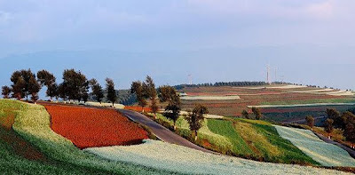 Un loc unic pe Terra – dealurile multicolore din Yunnan