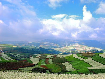 Un loc unic pe Terra – dealurile multicolore din Yunnan