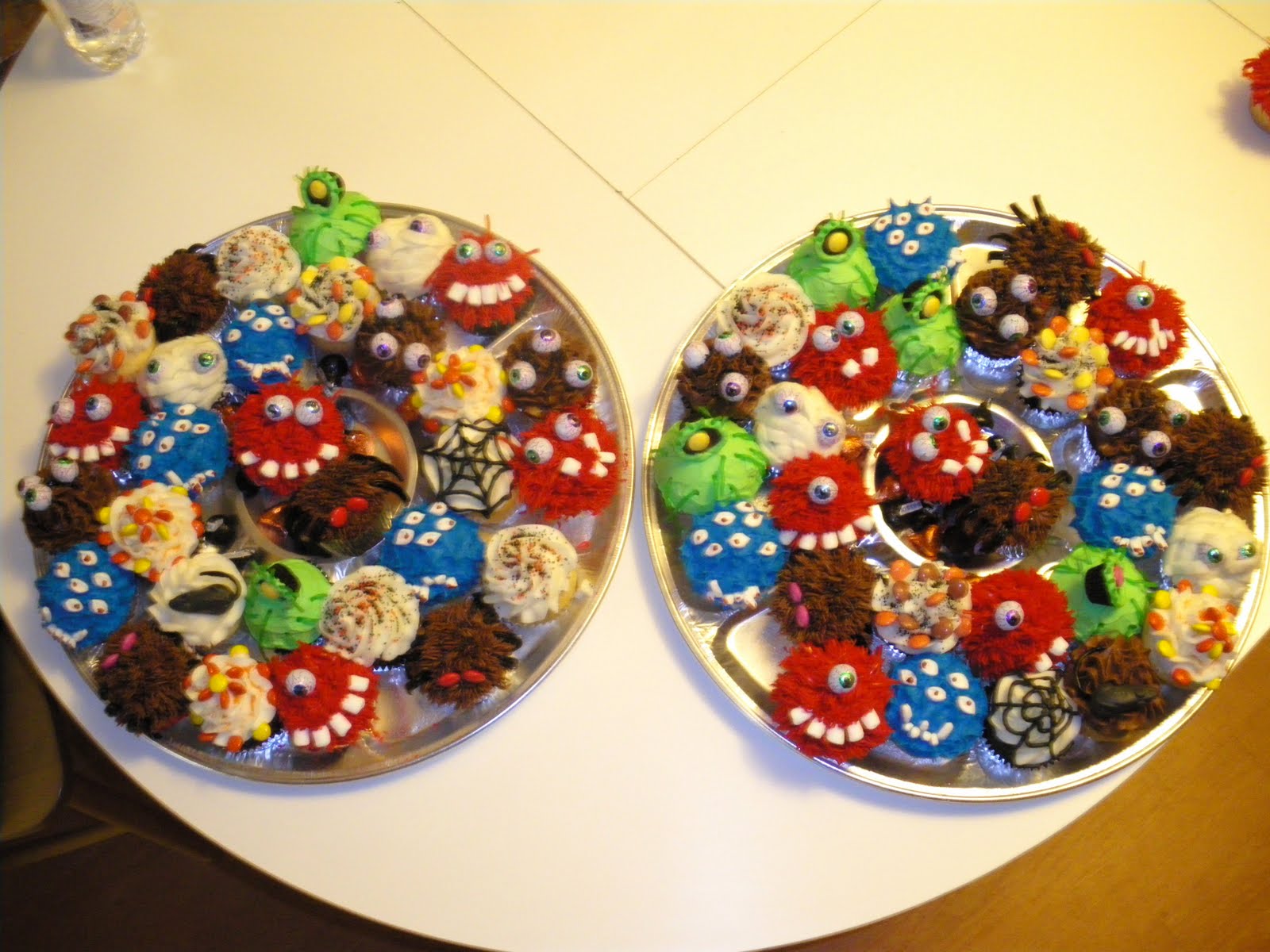[Monster+Cupcakes+10.21.09+#1.JPG]