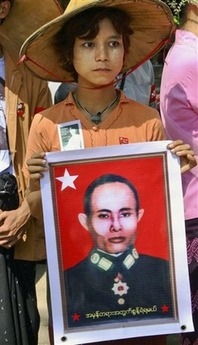 [capt.000f419716e34f648fb9f031b4c04e8f.myanmar_protest_xbk103.jpg]