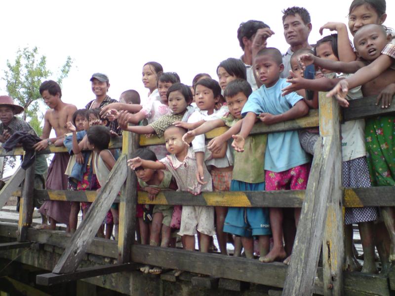 [handswaitingforhelpsinkanseik-800.jpg]