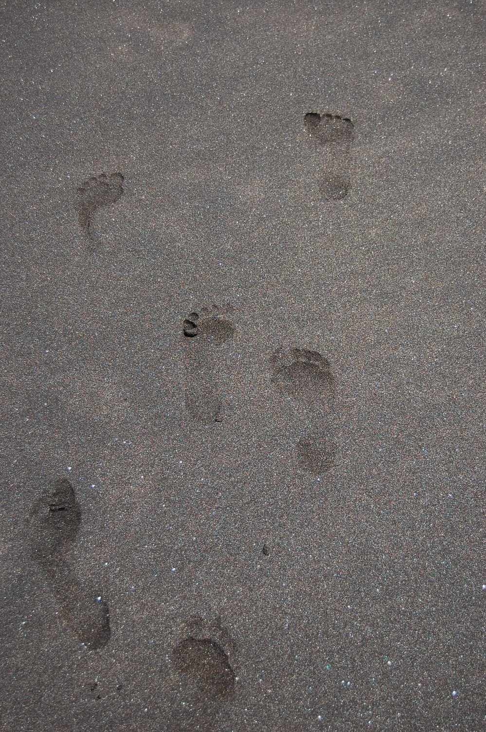 [footprints_in_black_sand_april09.jpg]