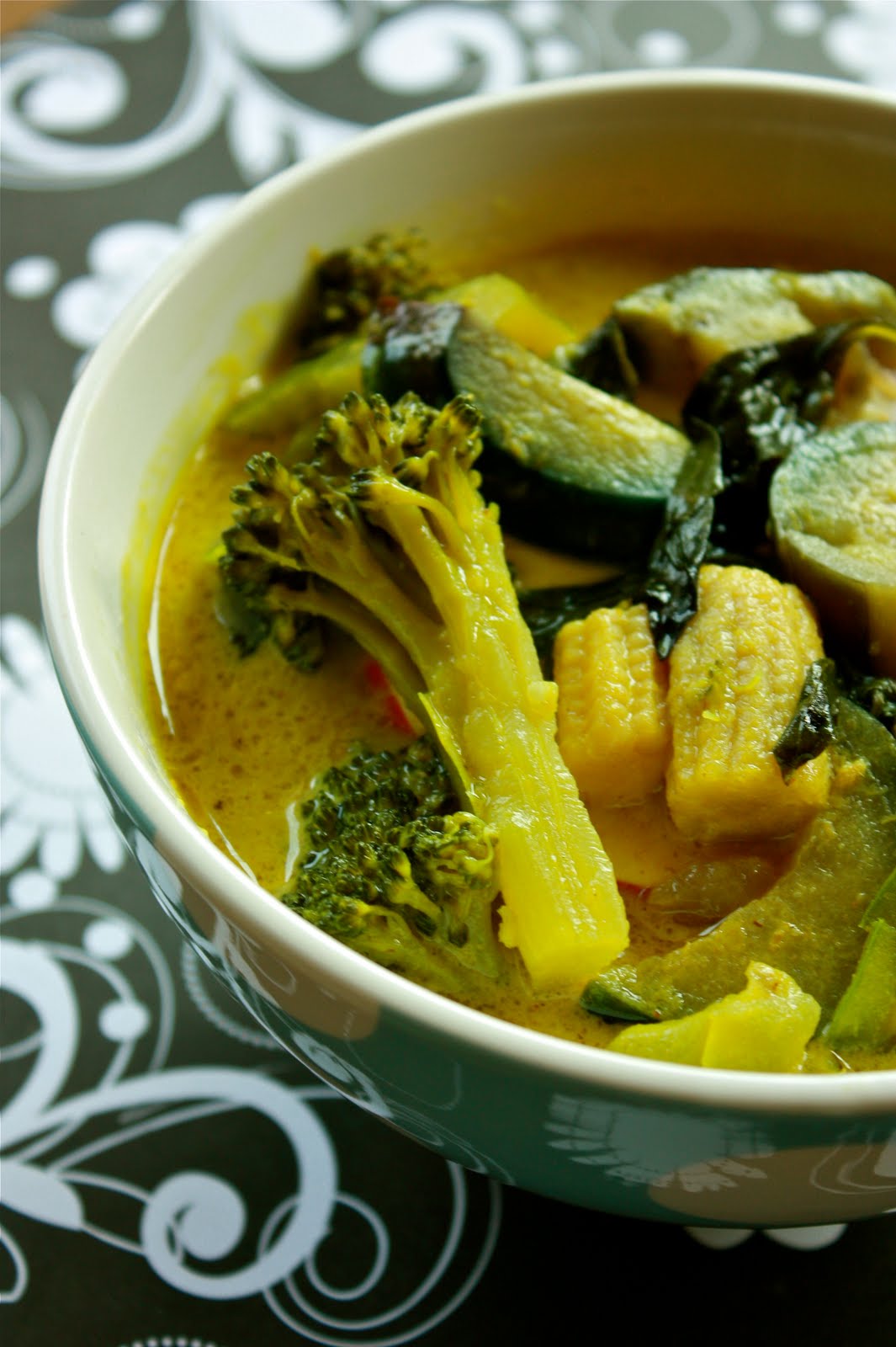 Sreelus Tasty Travels: Yellow Thai Curry