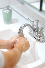 Lavar as mãos muitas vezes durante o dia, sem necessidade aparente...
