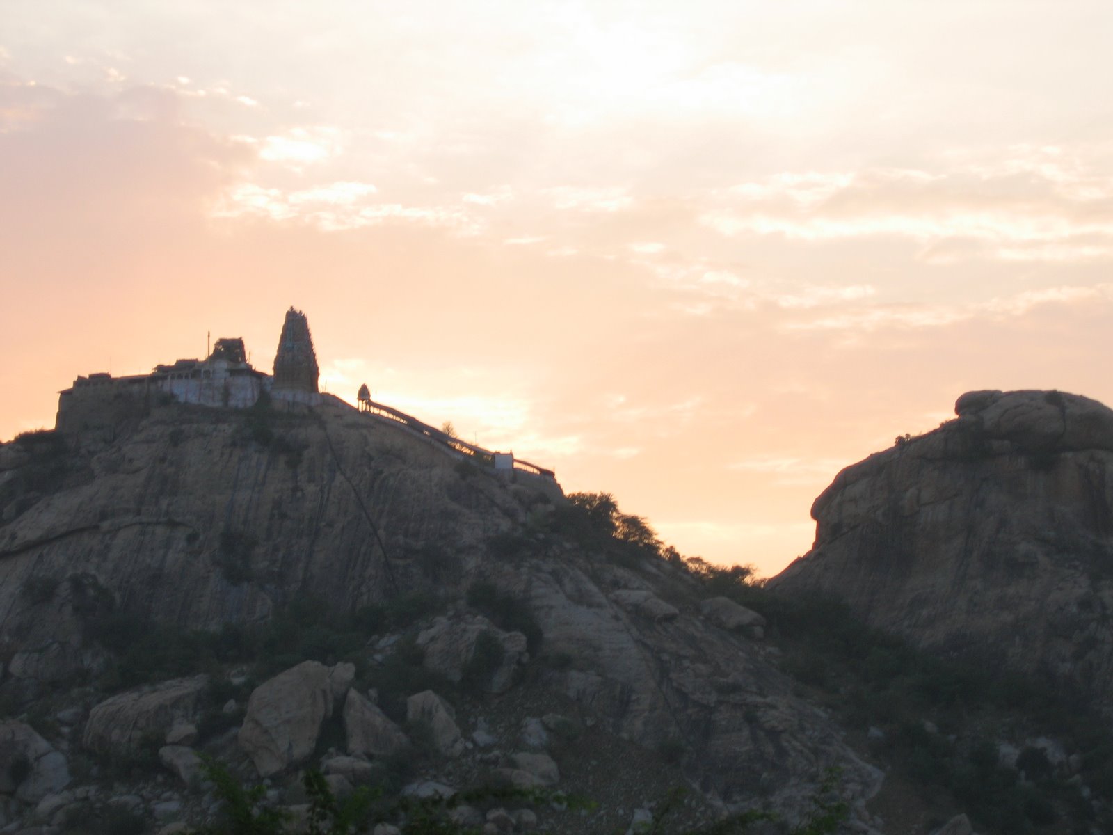 [Sholingur+Periya+Malai.JPG]