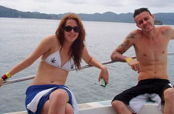 Kristen Stewart luce bikini con hojas de marihuana