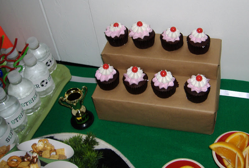 soccer party cupcakes
