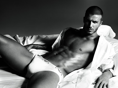 David Beckham sin camisa en ropa interior, calzonsillo blanco acostado en la cama, supr sexy