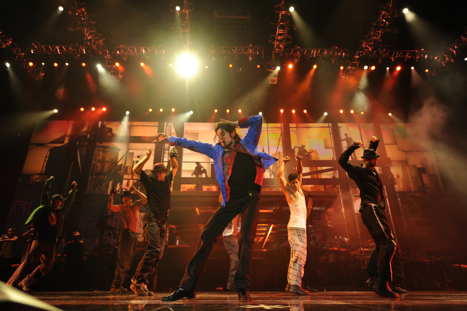 http://2.bp.blogspot.com/__iuYbs5zGVw/TRbVmpQahPI/AAAAAAAAASU/ZvYombdH-iw/s1600/michael-jackson-this-is-it-gold-group-1.jpg
