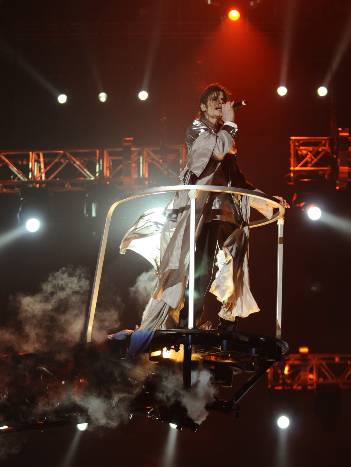http://2.bp.blogspot.com/__iuYbs5zGVw/TRbWsINoqEI/AAAAAAAAATE/MXfayLN4Iw0/s1600/michael-jackson-this-is-it-singing-lift.jpg