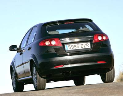 http://2.bp.blogspot.com/__kjL7rUis08/SdTw7Sz6llI/AAAAAAAAGBI/e7yhLg9IJWE/s400/2007+Chevrolet+Lacetti+rear.jpg