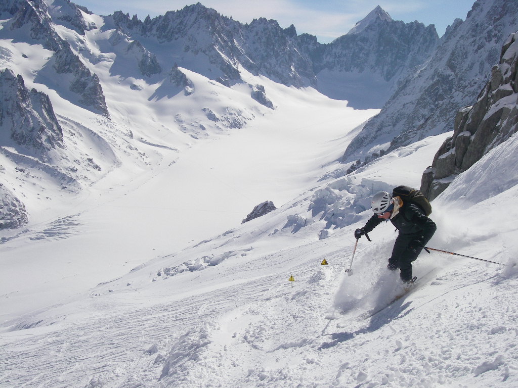 [Esmond+skiing+the+powder+down+to+the+Argentiere+glacier.JPG]