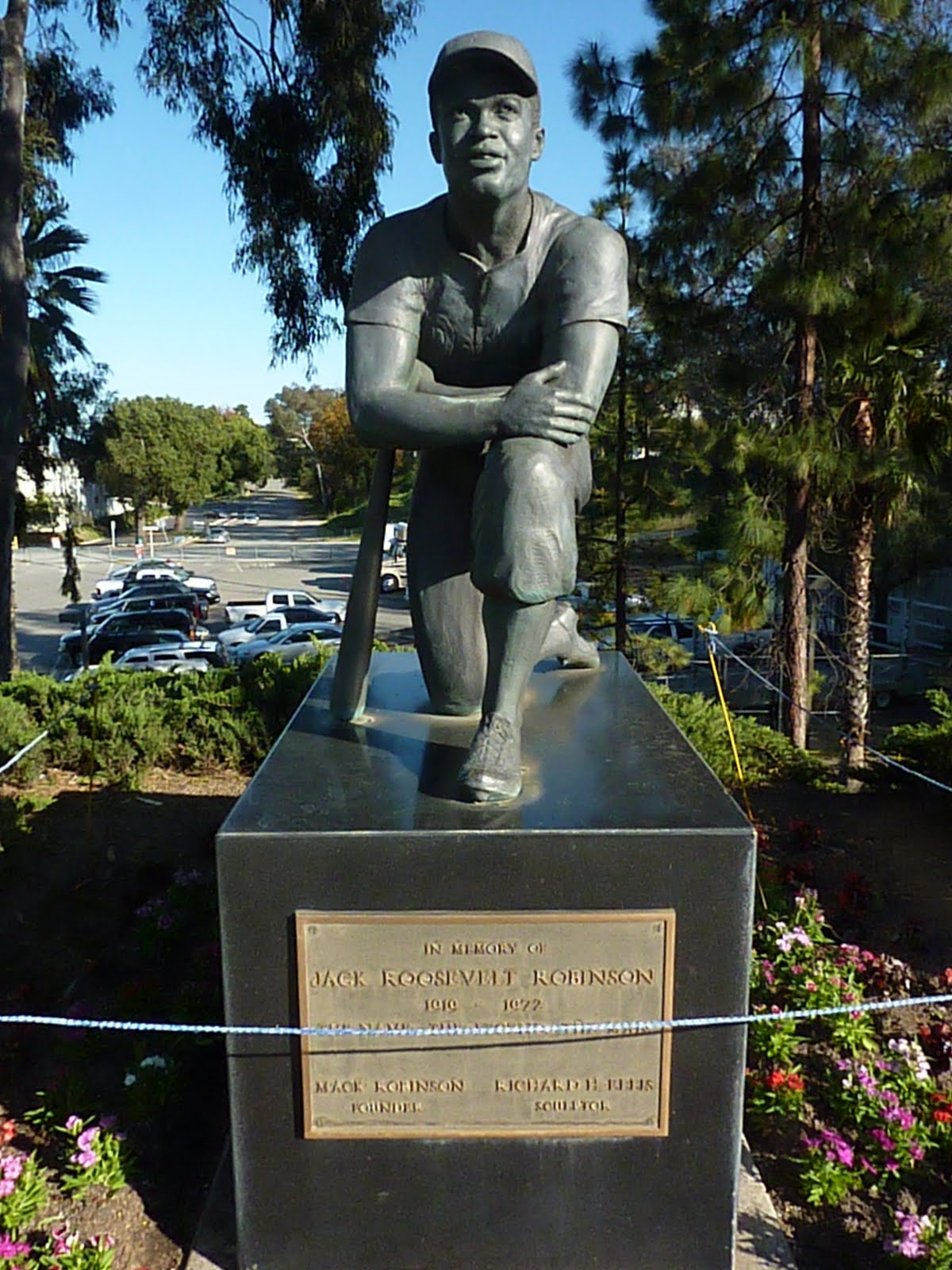 Jackie Robinson statue coming to Dodger Stadium in 2016
