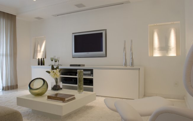 decoracao branco gelo:branco predomina no projeto da arquiteta Cibele Petrangelo. Ela decoracao branco gelo:branco predomina no projeto da arquiteta Cibele Petrangelo. Ela