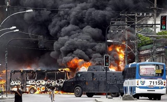 Incógnita: O Futuro do Trono da Federacio Sarvoya - Sociedade do Espetáculo - Página 2 Guerra+no+rio+de+janeiro+traficantes+derrubam++helicoptero+da+policia+militar+do+estado+do+rio+de+janeiro+artur+moritz+pmerj+ataca+10+onibus+policiais+carbonizados+artur+moritz