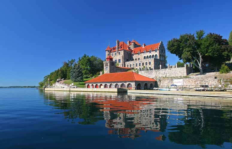 نقره لتكبير أو تصغير الصورة ونقرتين لعرض الصورة في صفحة مستقلة بحجمها الطبيعي