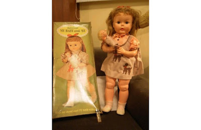 muñeca que camina de la mano