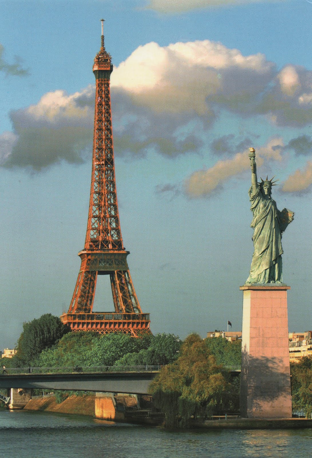 Statue of Liberty vs. Eiffeltower - Comparison of sizes