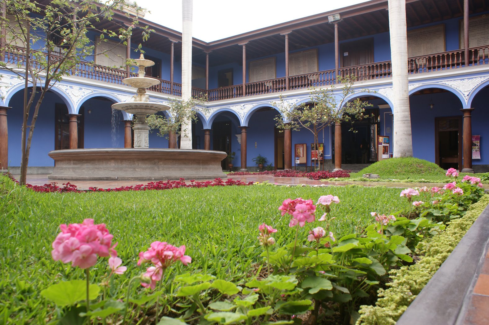 la ventana de Henry CASONA de SAN MARCOS... patios