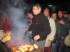 En la fila para los choripanes