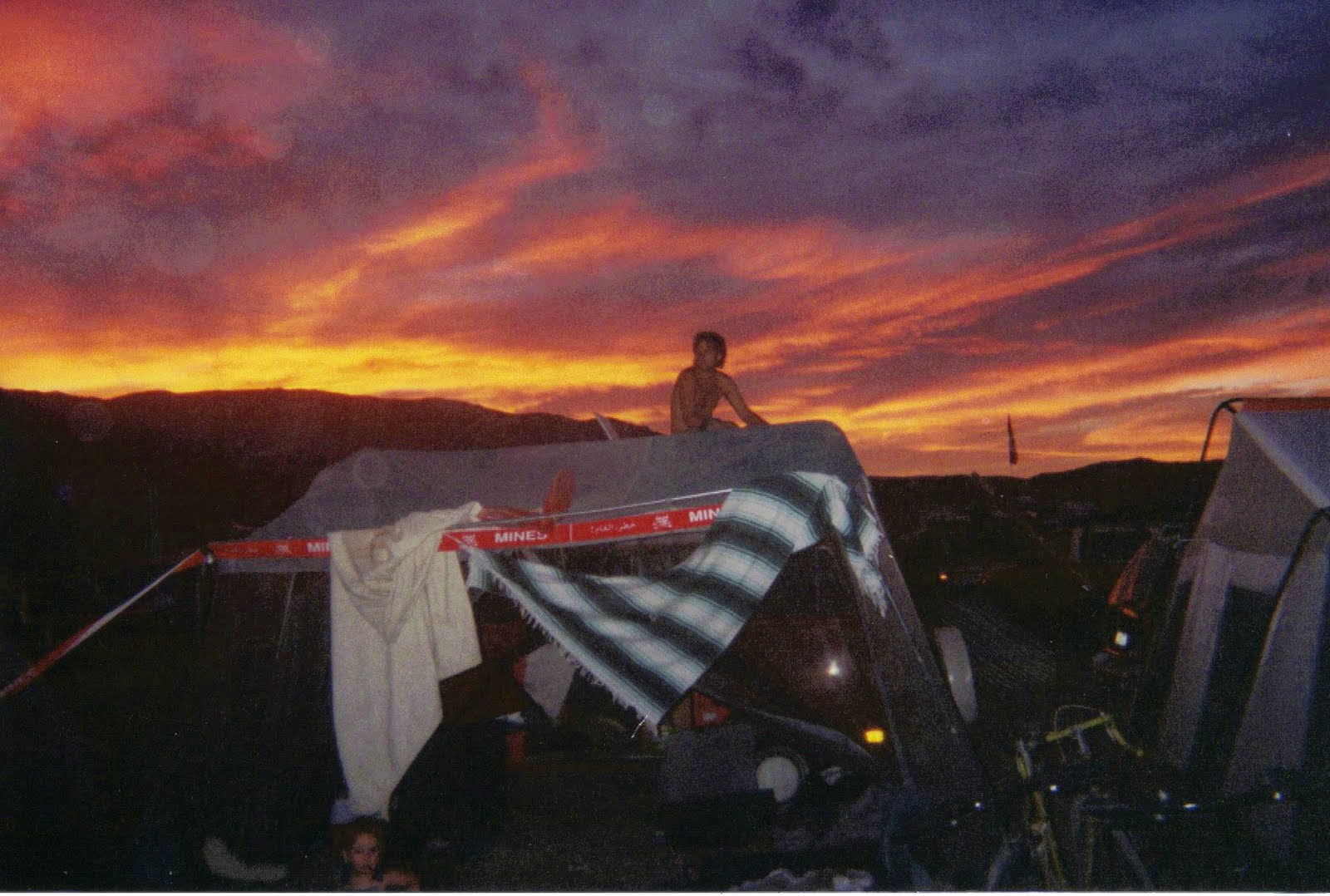 http://2.bp.blogspot.com/_a3IeospHlho/TGo2jVw4KVI/AAAAAAAAA3A/ilA0Hw5VFfo/s1600/Brandon%252Bon%252Bbus%252BSunset.jpg