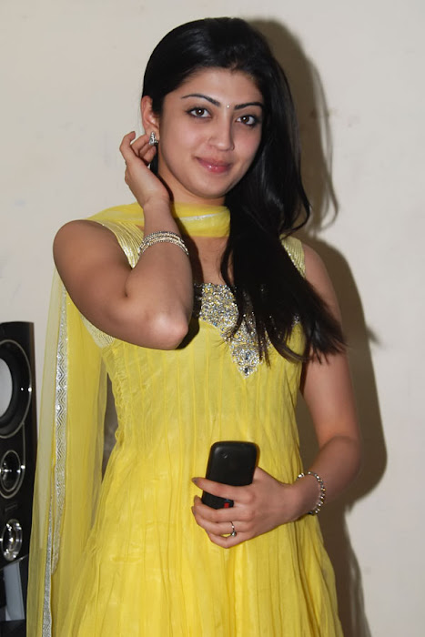 praneetha new pch lukcy draw actress pics