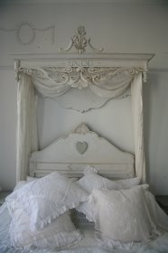 [thmb_bespoke_bed_4.jpg]