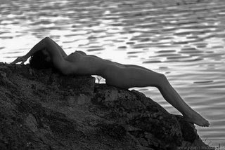 [Imagen: mujer+desnuda+en+roca+en+el+mar.jpg]