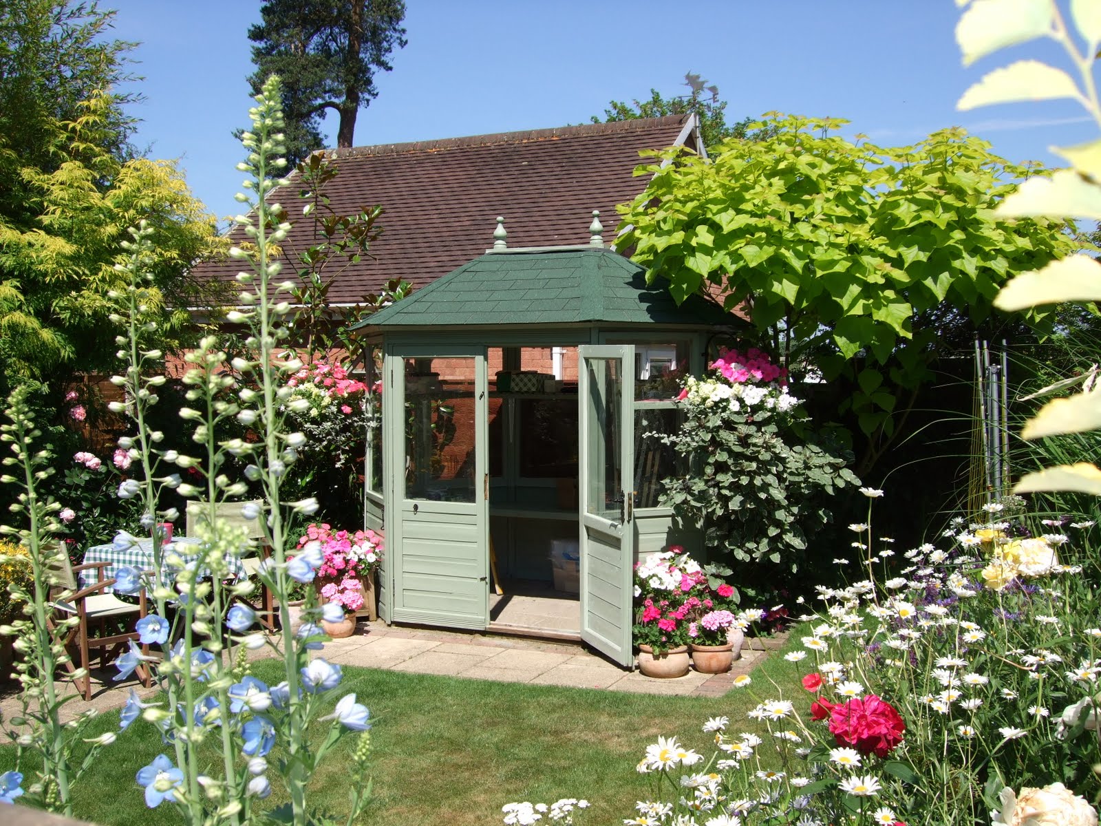 pretty summerhouse Summer house garden, Garden room, Garden structures