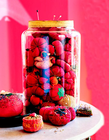 [pincushion-jar-de-49570355.jpg]