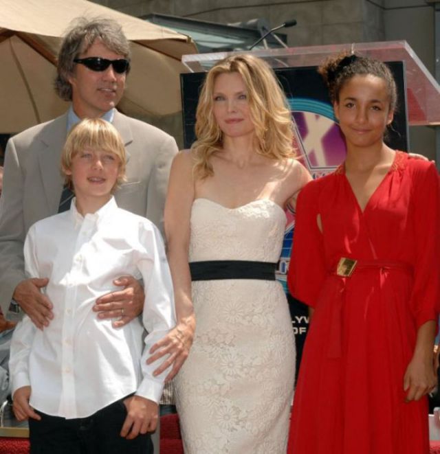 http://2.bp.blogspot.com/_aFAEiMg9eKI/TBnU9wEnQJI/AAAAAAAAJA8/GBNdwBnk4bI/s1600/Michelle+Pfeiffer+and+children.jpg