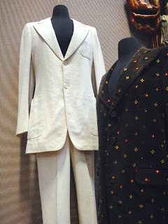 http://2.bp.blogspot.com/_aHZfsT2RY4U/TSIPz8aCD9I/AAAAAAAAEfA/UFuOdboLjAc/s320/lennon-white-suit-abbey-road-auction-2.jpg
