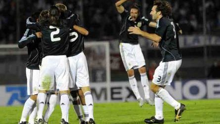 [argentina_uruguay_centenario_sudafrica.jpg]