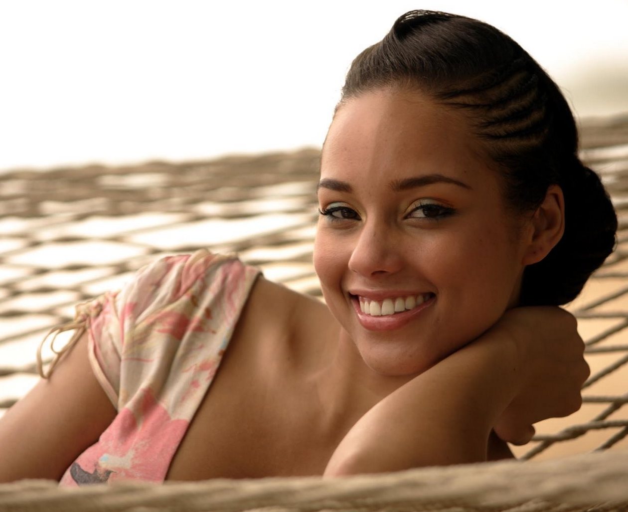 http://2.bp.blogspot.com/_aOVUVB-gmBA/TU_Zk4xNFcI/AAAAAAABGFo/dv8TsVHrqoE/s1600/Smiling_Beauties_Hollywood_00.jpg
