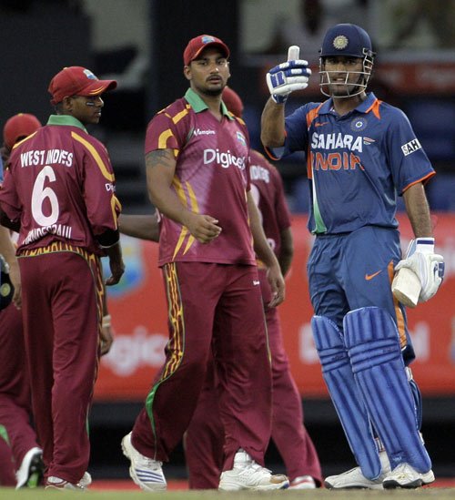 [Dhoni+thumbs+up.bmp]