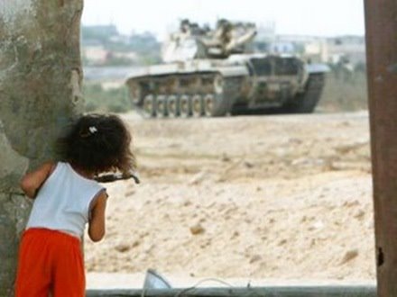 [menina+observa+tanque+ieraelense.bmp]