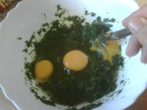 Mezclando en el bol los huevos con el resto de ingredientes.