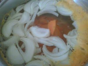 Cocer la cebolla con la zanahoria.