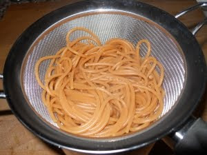 Cocer y escurrir los spaghetti.